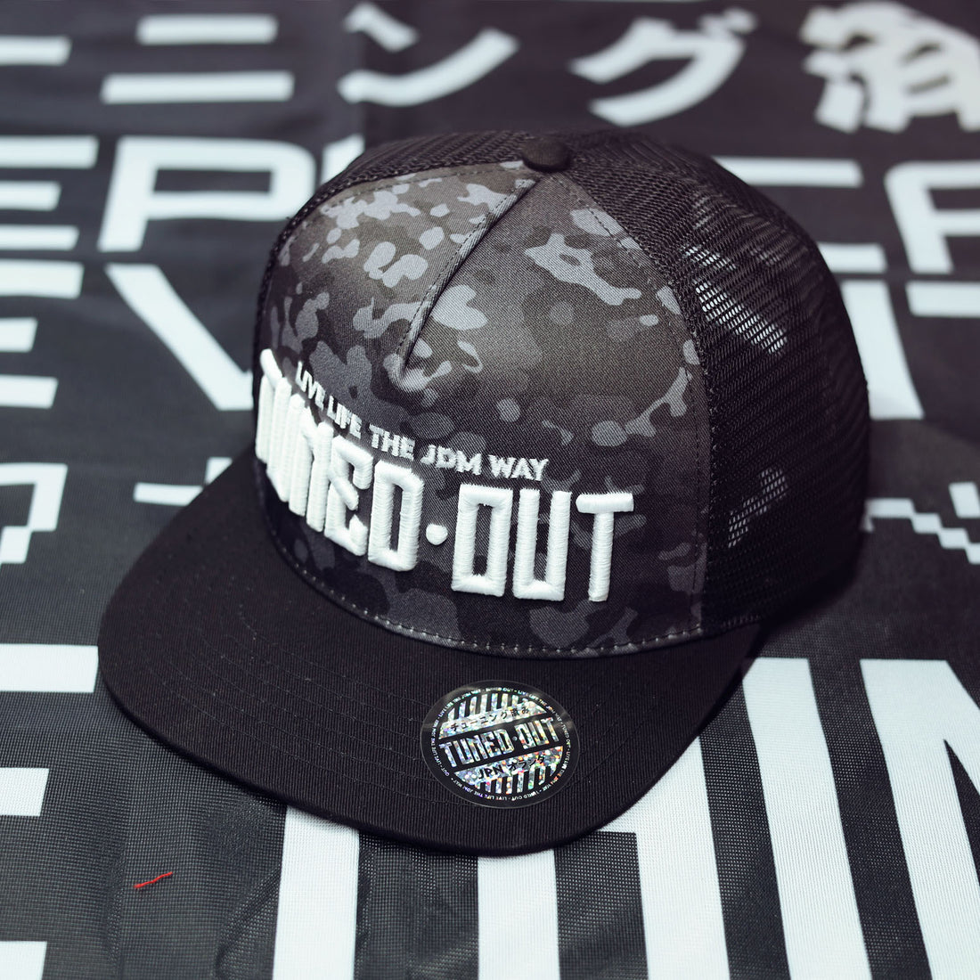 Tuned-Out Snapback white