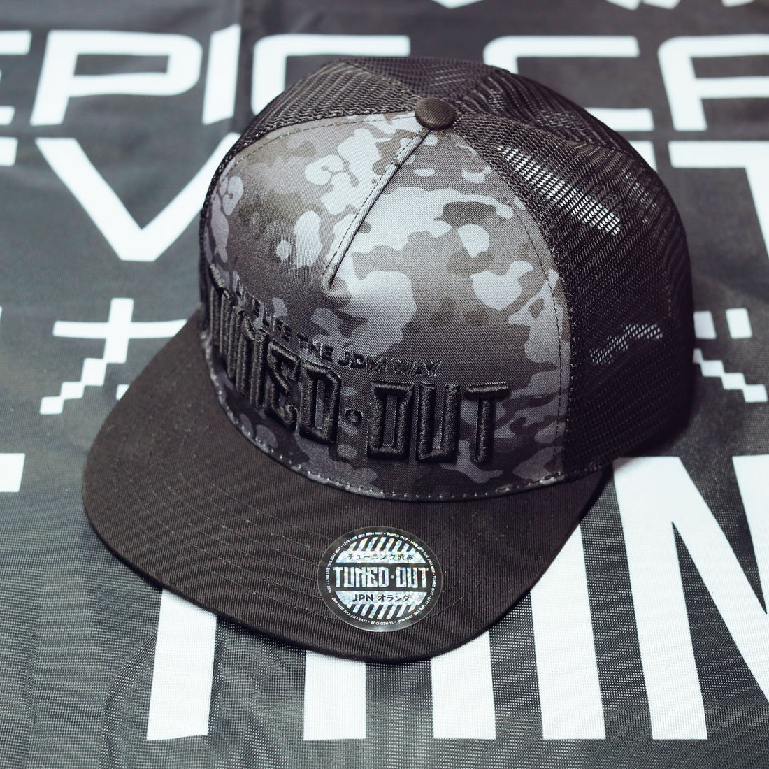 Tuned-Out Snapback black