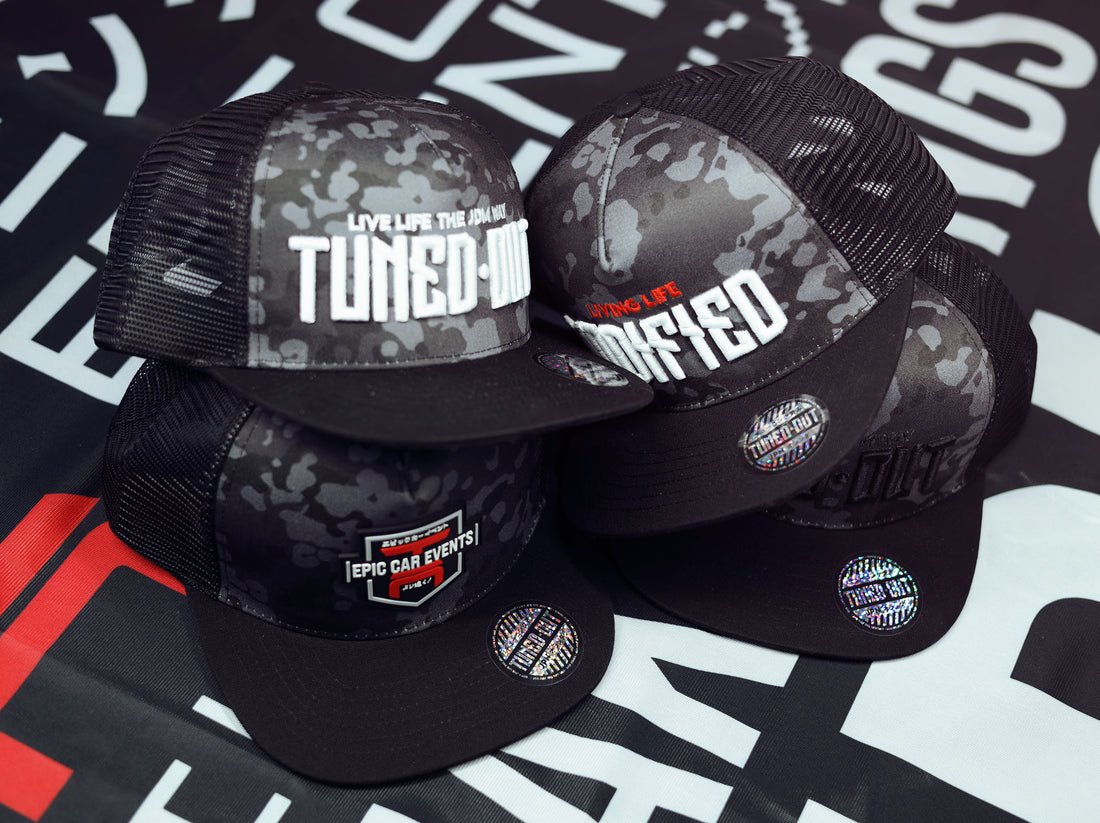Tuned-Out Snapback white